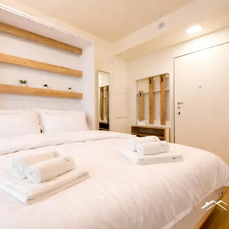 Waterfront Lux| Studio|a/c|parking|gym|wifi By Tilo *
